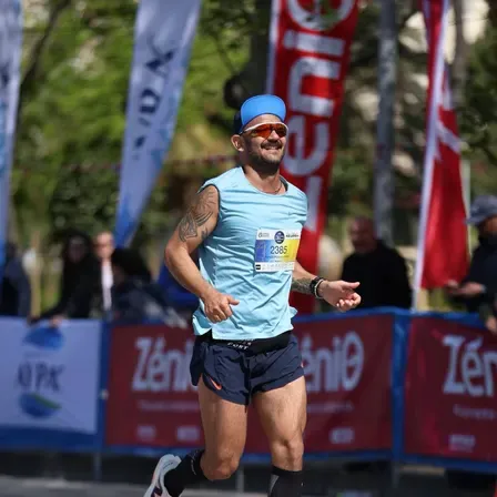Ο Σπύρος τρέχει σε αγώνα δρόμου με αριθμό στήθους 2385
